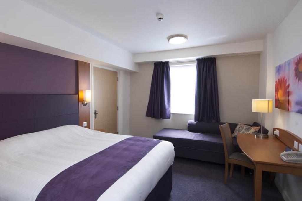 Premier Inn Cardiff City Centre Esterno foto