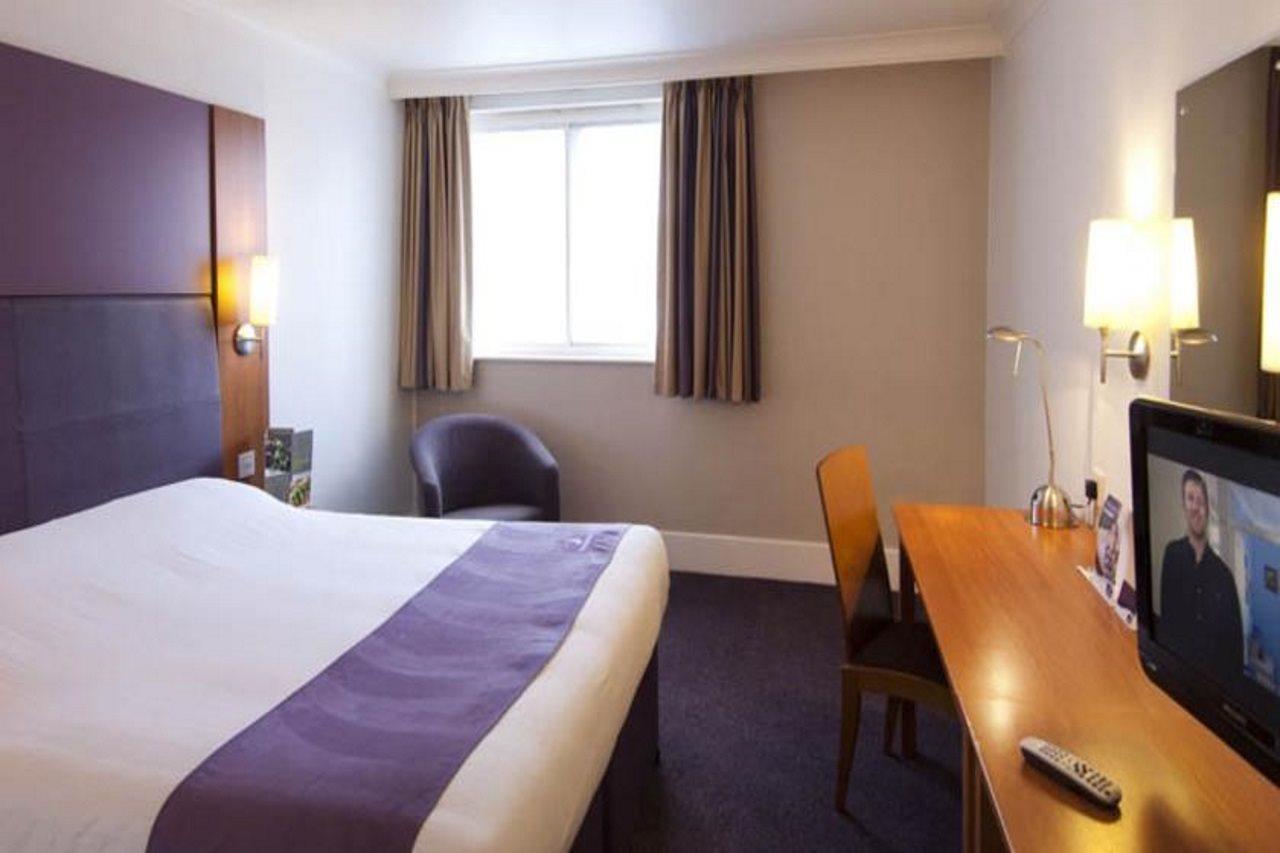 Premier Inn Cardiff City Centre Esterno foto